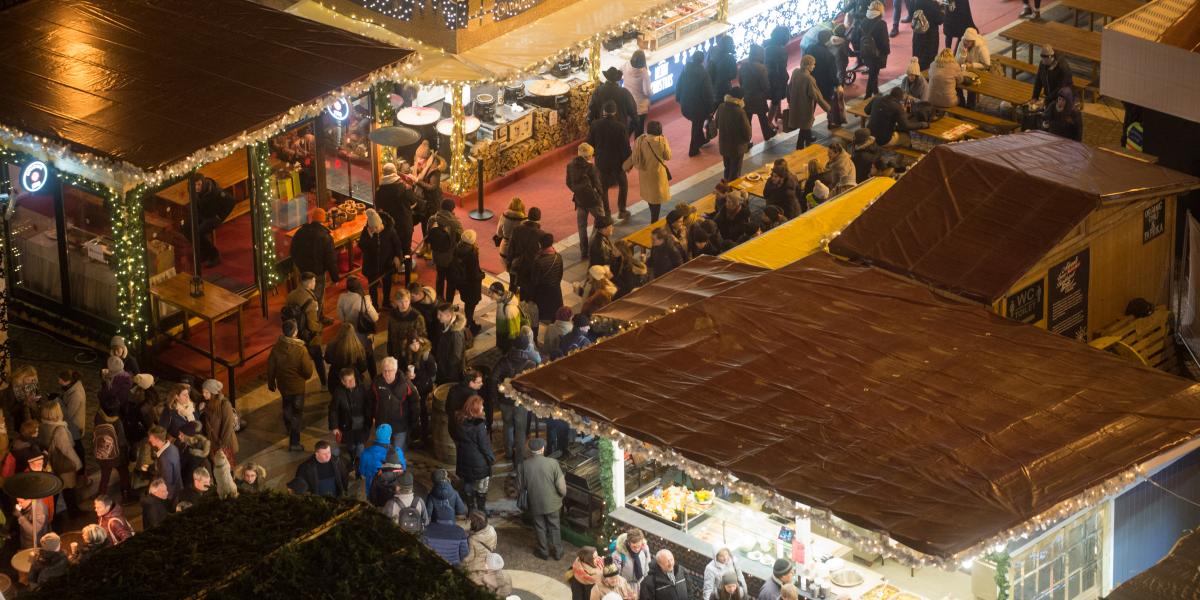 Karácsonyi vásár a Szent István téren a Bazilika előtt