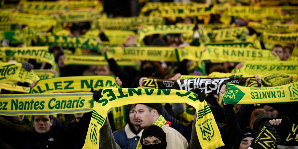 Nantes-i szurkolót a vendég Nice elleni francia bajnoki meccses a Beaujoire-stadionban