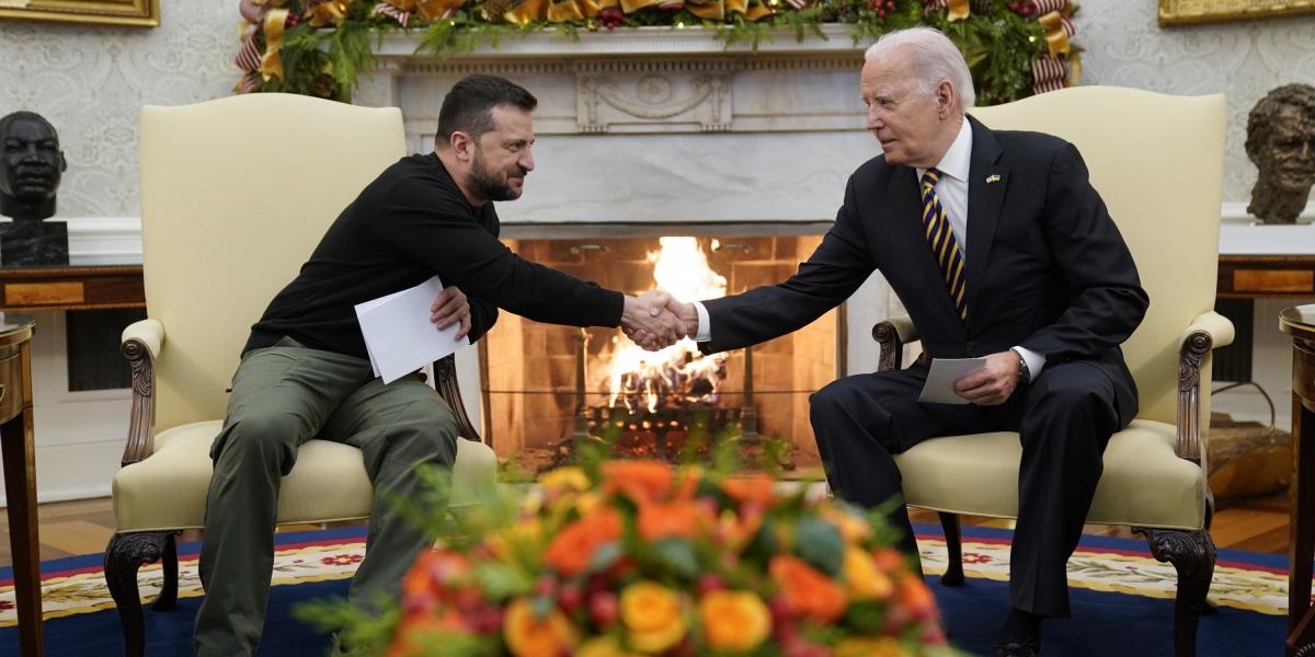 Joe Biden amerikai elnök (j) ukrán partnerét, Volodimir Zelenszkijt fogadja a washingtoni Fehér Ház Ovális irodájában 2023. december 12-én