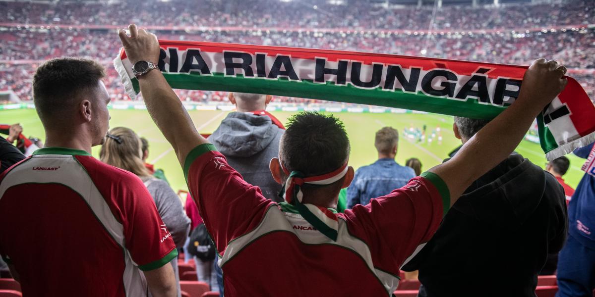 A „Ria, ria, Hungária!” viszonylag új jelszó, korábban a „Huj, huj, hajrá” járta a stadionokban