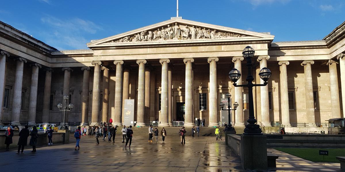 Becslések szerint a British Museum mintegy 2000 tárgya tűnt el vagy sérült meg, zömükben a görög-római gyűjteményhez tartozó drágakövek és ékszerek