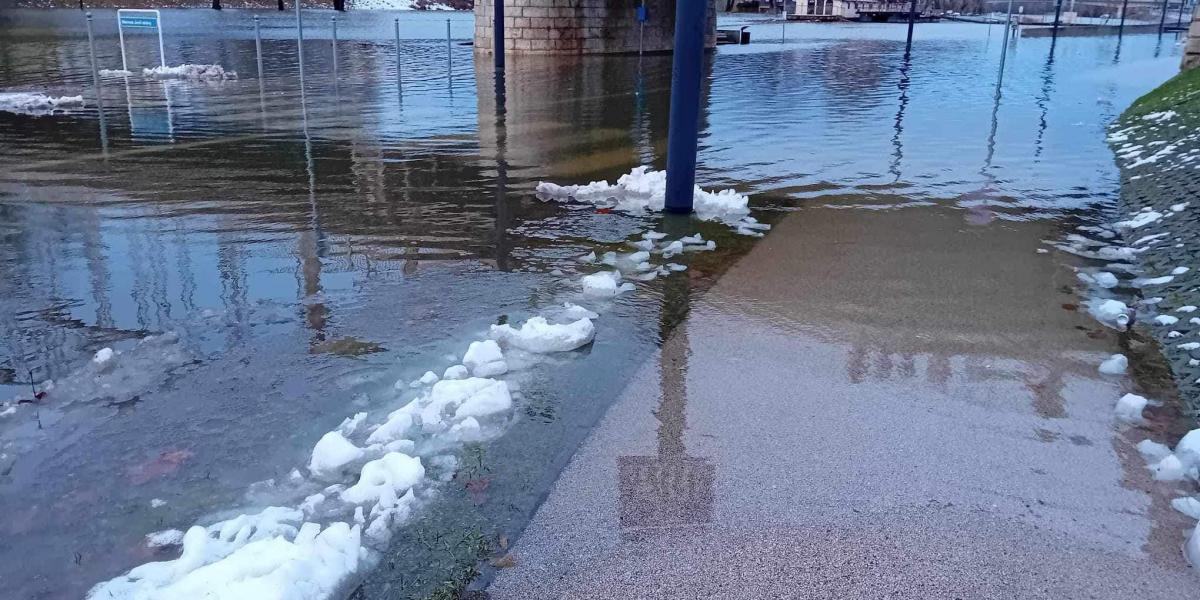 A megáradt Duna Győrben. 