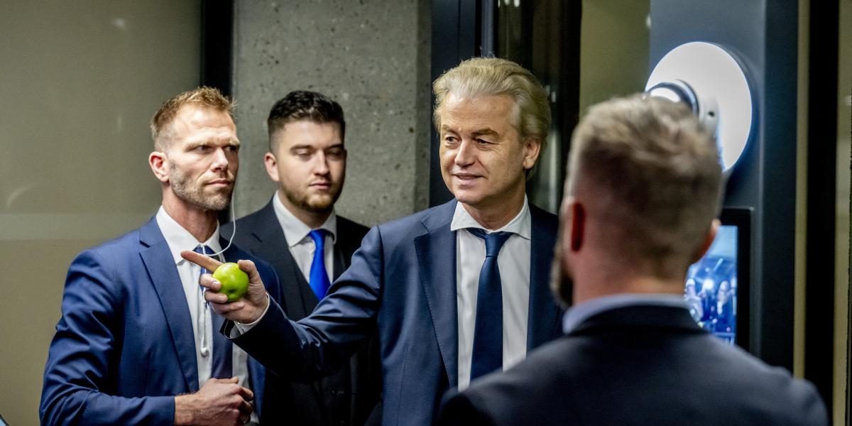 Geert Wilders egy zöld almával a kezében érkezett a múlt heti egyeztetésre más holland pártokkal