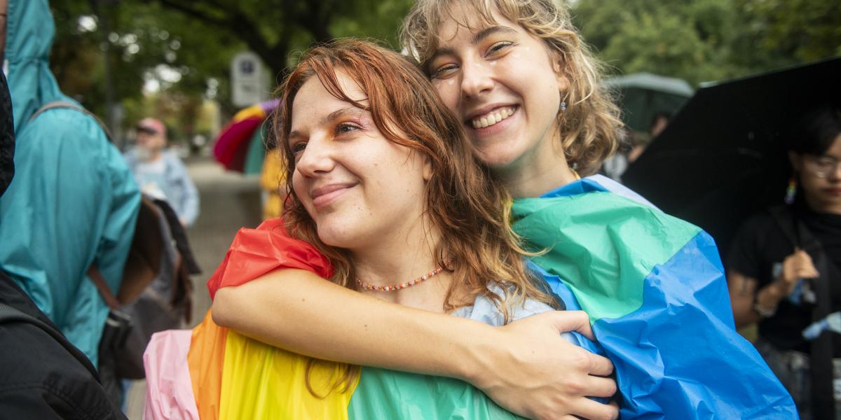 Az ügy erősen polarizálja az országot, de értékválasztásra is kényszerítette az embereket. Sokan pedig a semlegességet hátrahagyva támogatókká váltak