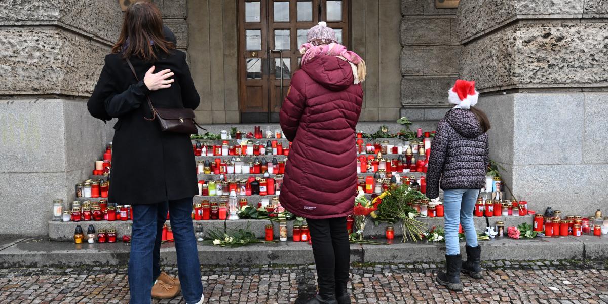 Mécsesek a prágai Károly Egyetem Bölcsészettudományi Karának lépcsőjén 2023. december 24-én