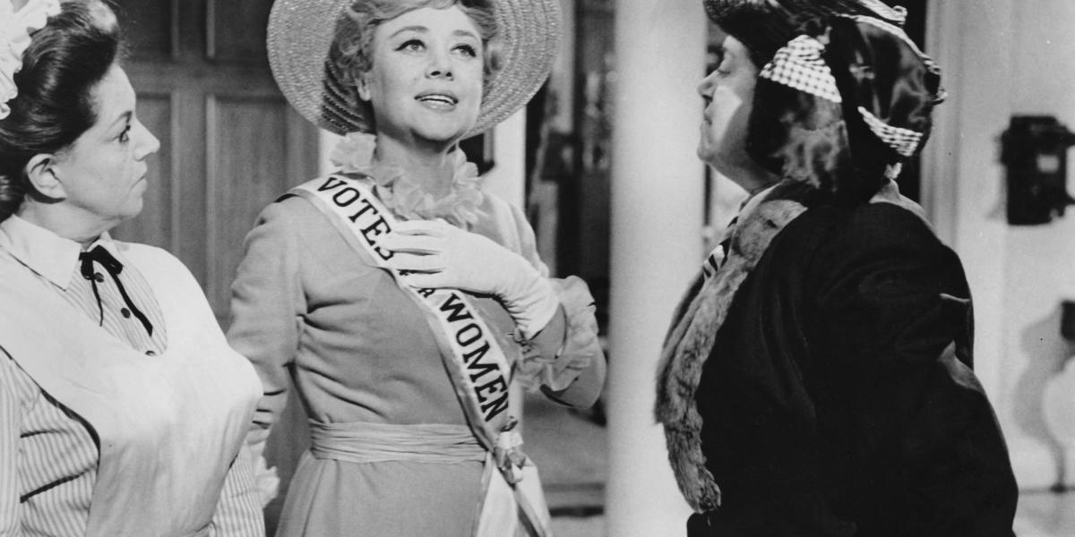 Glynis Johns (középen) Winifred Banks szerepében a Mary Poppins-ban