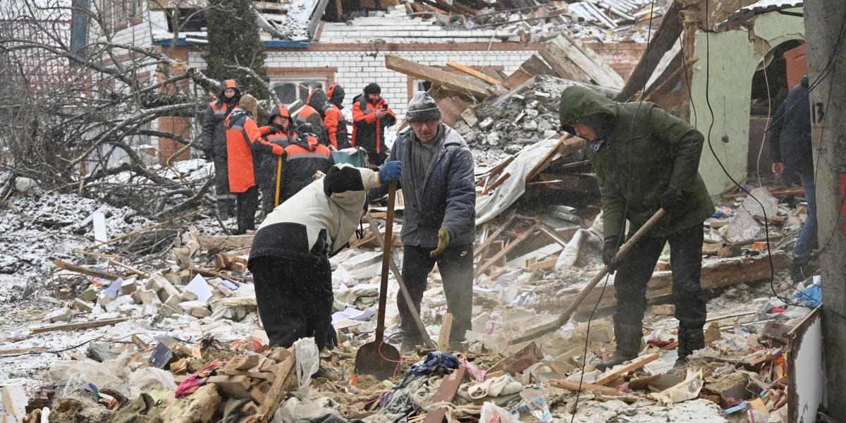 Romok a január 8-i orosz légicsapás után a Harkiv megyei Zmijivben