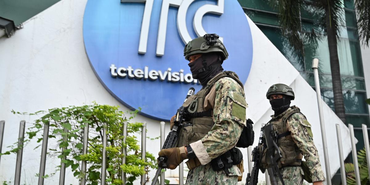 Ecuadori katonák a TC televízió stúdiójának épületénél 2024. január 9-én