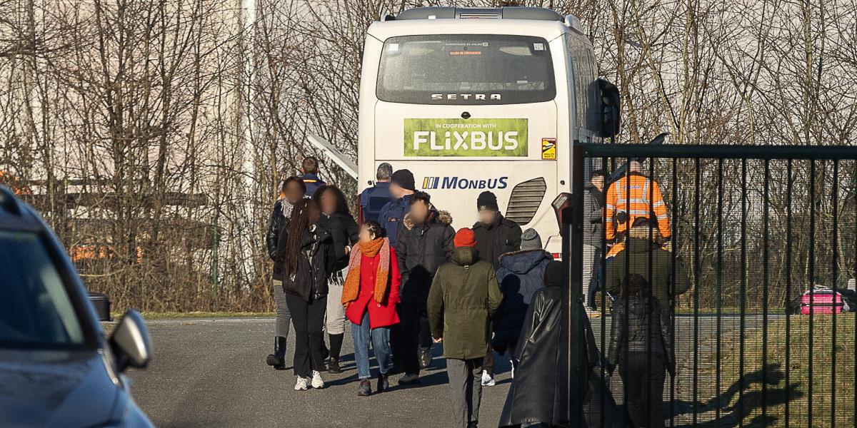 Átvizsgálták a buszt, de robbanóanyagot vagy más gyanús eszközt nem találtak