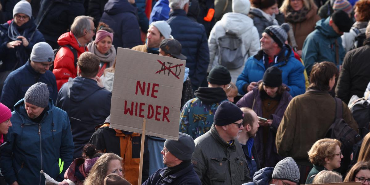 „Soha többé” – transzparens a müncheni tüntetésen