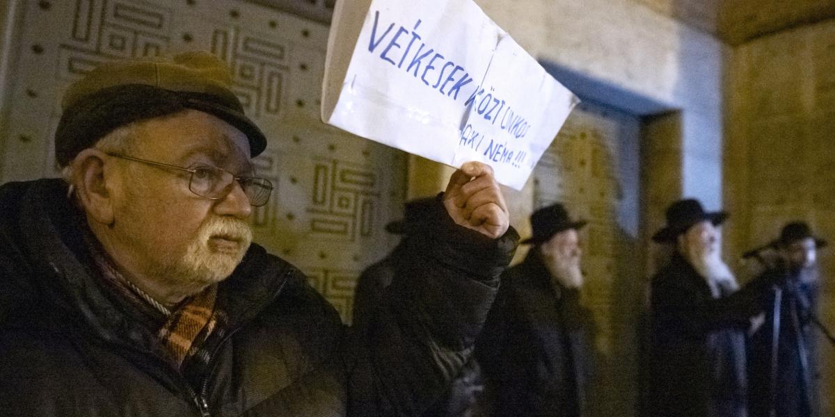 Vétkesek közt cinkos, aki néma! – Ortodox zsidók tüntettek a zsinagógánál