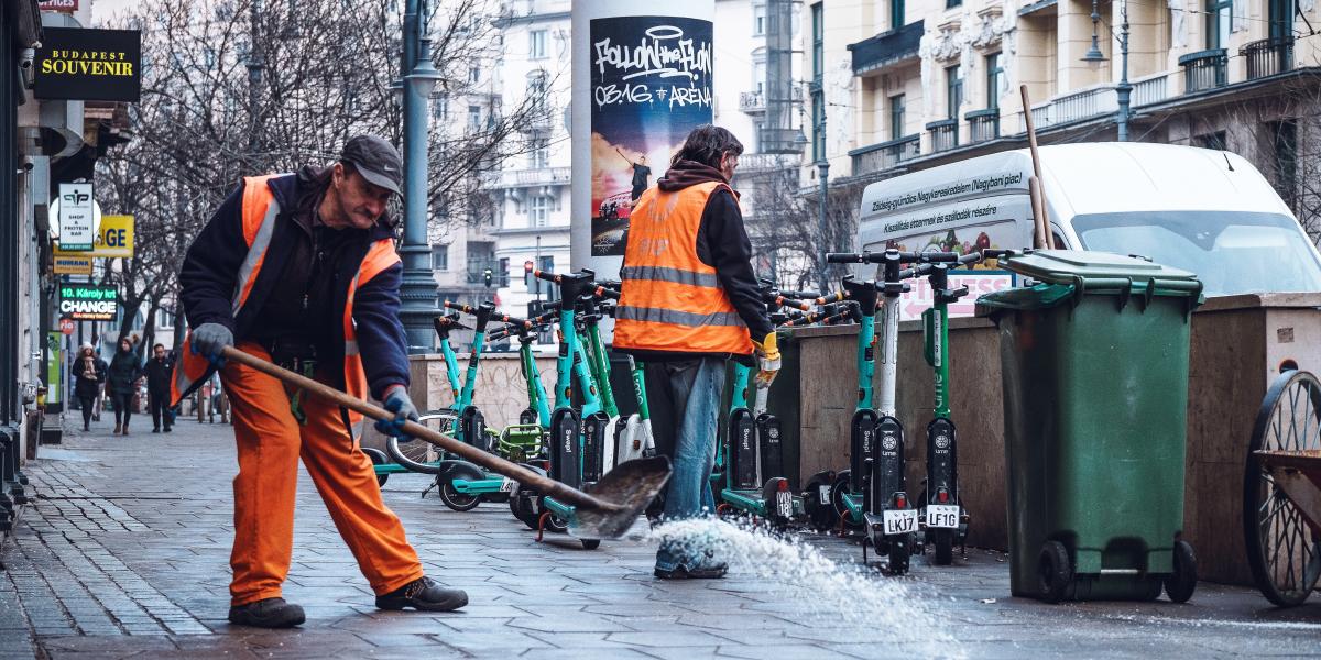 Ónos eső esetén kiszámíthatatlan, hol milyen mértékben csúsznak az utak, ugyanis ez nagyban függ attól is, hogy megfelelően síkosításmentesítik-e az utakat, járdákat