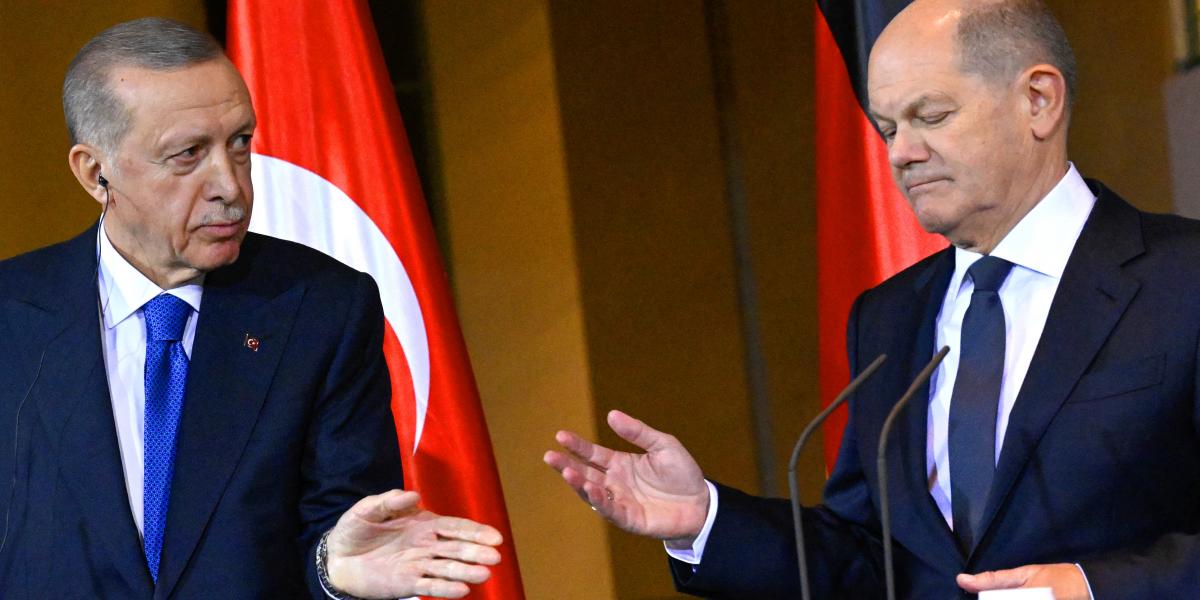 Erdogan török elnök és Scholz német kancellár. Előbbi szívesen küldene Berlinbe trójai falovat