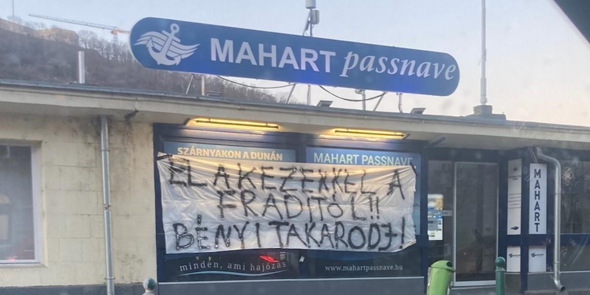 A Mahart Passnave Kft. Duna-parti jegypénztárának ablakára ez a tacepaó került fel éjszaka: „El a kezekkel a Fraditól!! Bényi takarodj!” 