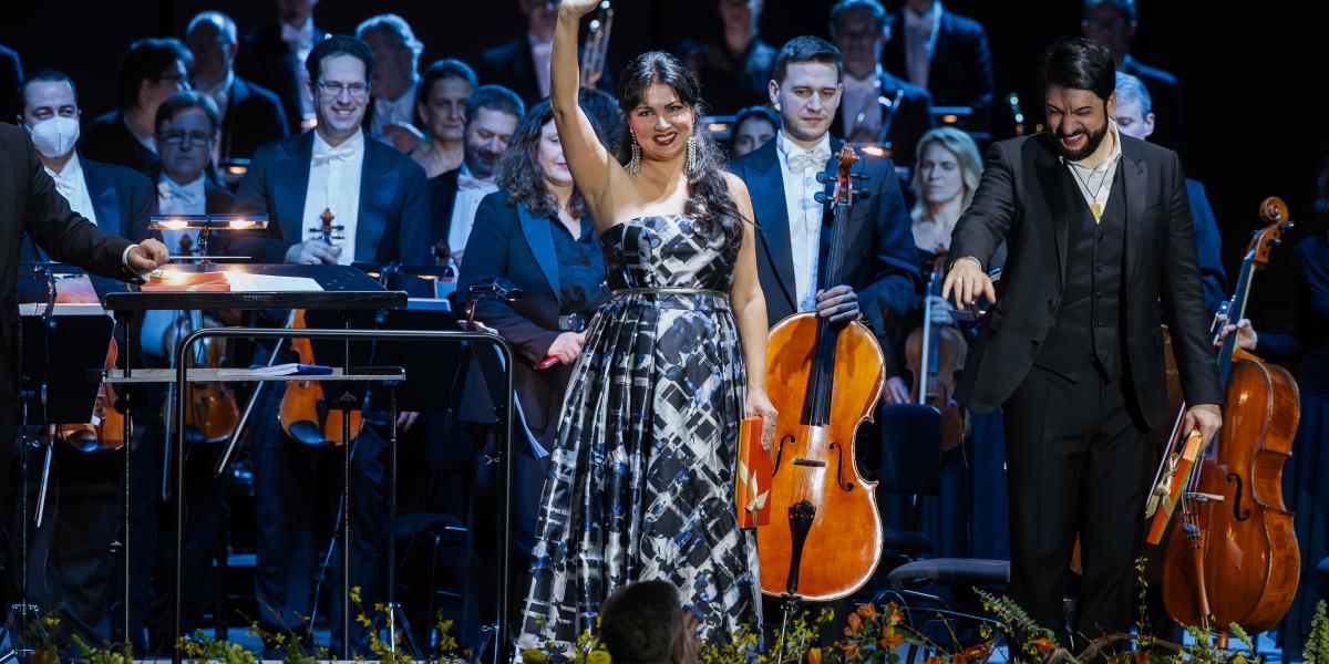 Anna Netrebko és Yusif Eyvazov megköszöni a közönség tapsát az Eiffel Műhelyház Mozdonycsarnokában péntek este