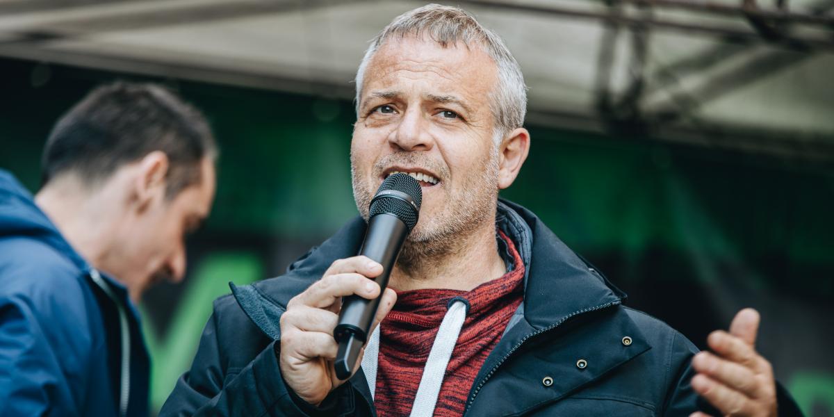 Juhász Péter az MKKP egyik korábbi tüntetésen beszél. A háttérben, távolodóban Kovács Gergely társelnök  