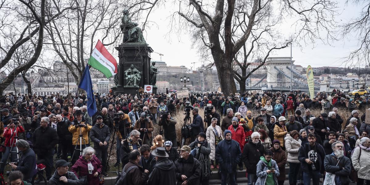 „Isten, haza = pedofília?” – Több százan tüntetnek Budapesten a Novák-botrány miatt „Isten, haza = pedofília?” – Több százan tüntetnek Budapesten a Novák-botrány miatt