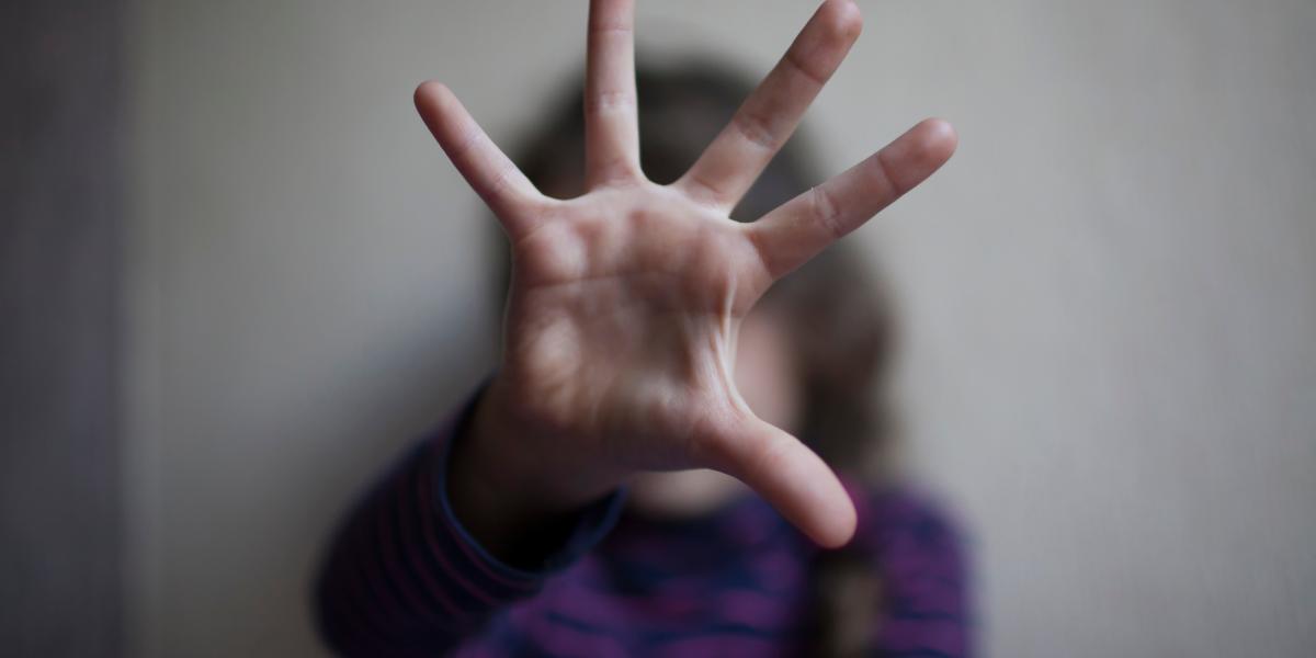 Továbbra is ártatlannak tartja magát a pedofil igazgatónak falazó igazgatóhelyettes