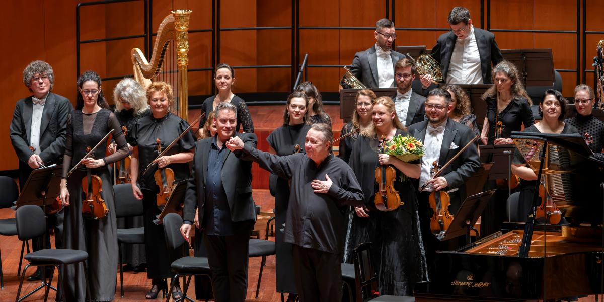 Előtérben Baráti Kristóf és Mihail Pletnyov a koncert tapsrendjében 