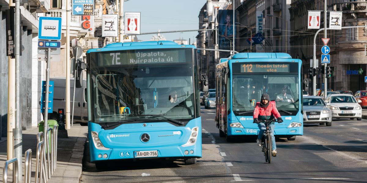 Kedvezőbb áron utazhatnak majd bérlettel a felnőttek és a diákok is, de az továbbra sem világos, hogy ennek árát ki fizeti majd