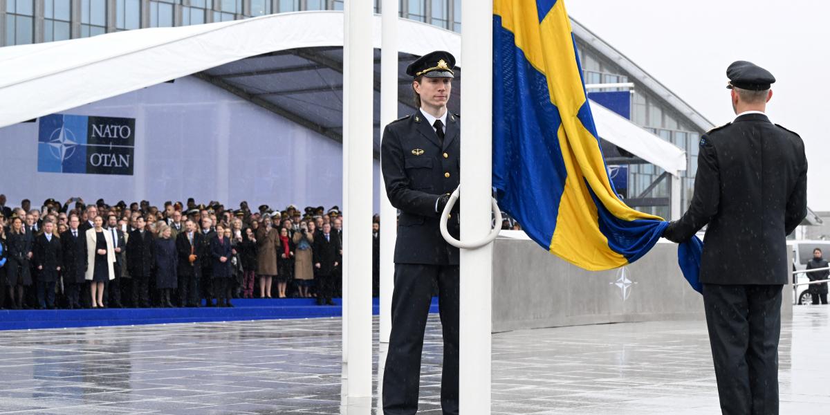 Hétfőn a szövetség 32. tagállamaként vonták fel Brüsszelben a svéd zászlót, ami fontos előrelépés a védelmi szervezet életében