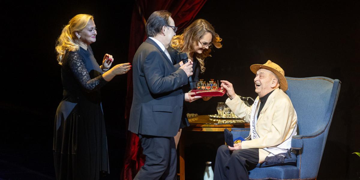 „Akkor is játssz még!” - Bodrogi Gyulát köszöntötték 90. születésnapján a Nemzeti Színházban