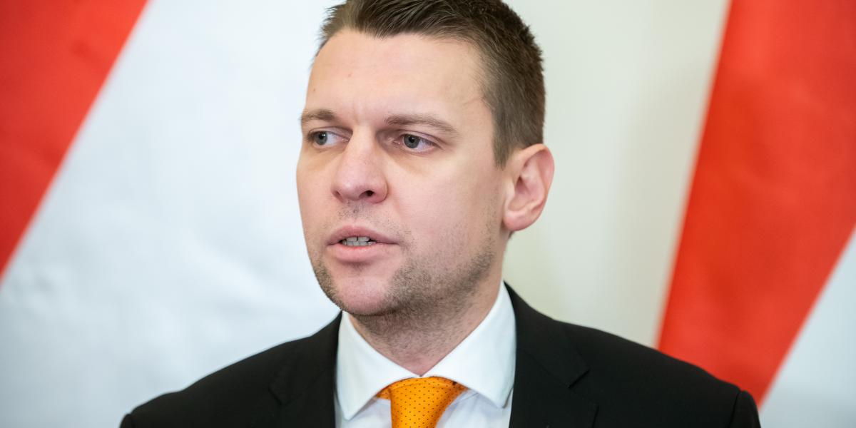 Menczer Tamás bejelentette, a Fidesznek is összejött az EP-választáshoz szükséges 20 ezer aláírás