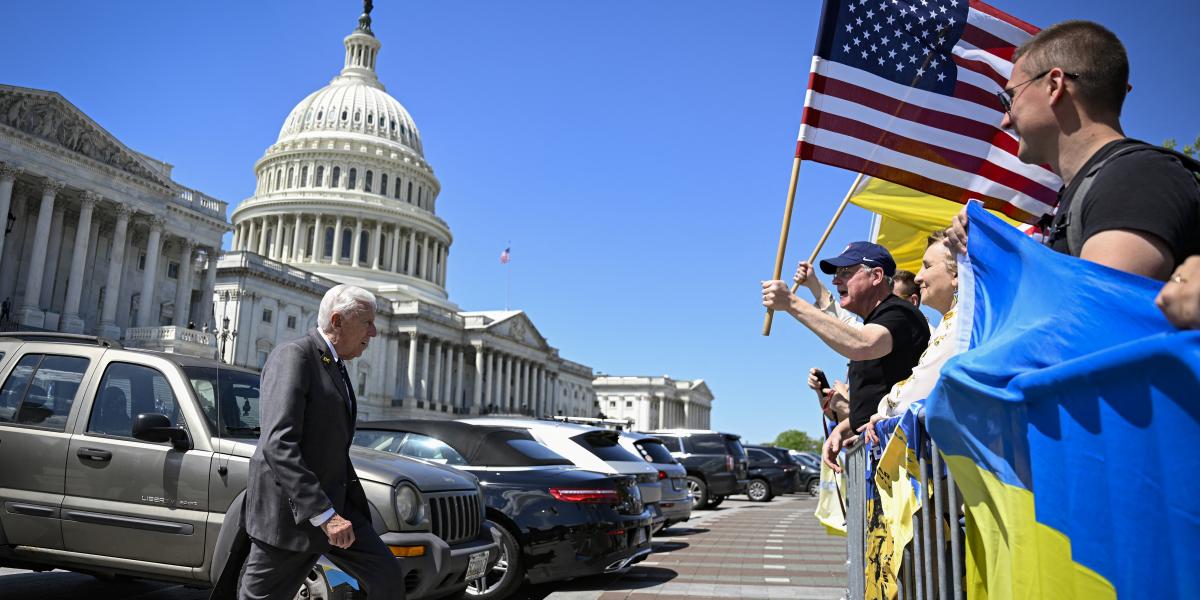 Demonstrált öröm. Ukrán és amerikai lobogókkal köszöntötték a kongresszusi döntést