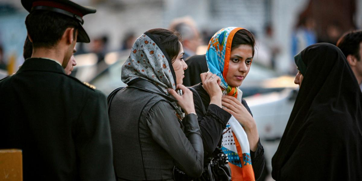 A tiltakozások ellenére tovább szigorítaná a fejkendőviselés szabályait az iráni elnök