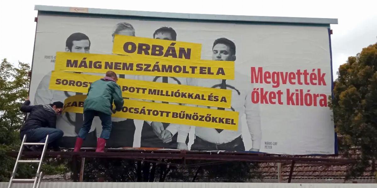 Márki-Zay Péter átragasztotta a Fidesz-propaganda plakátjait, Orbán Viktort kéri számon a Soros-milliókért