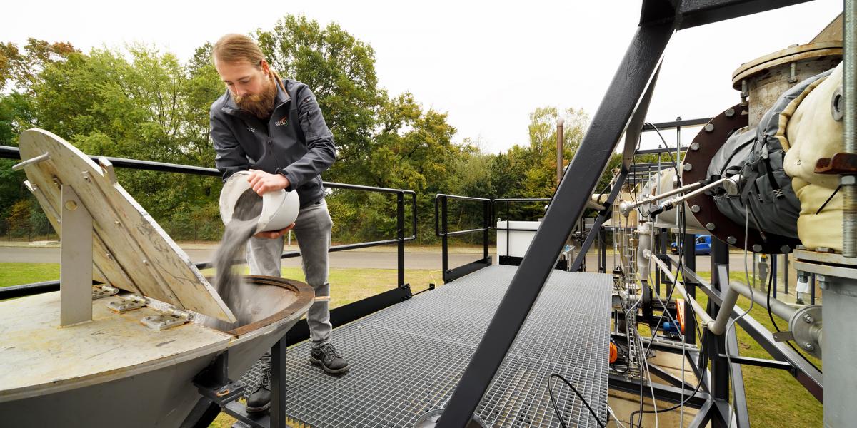 Új, ígéretes
fűtőanyagot,
finomra őrölt
vasport adagolnak
az Eindhoveni
Műszaki
Egyetem Iron+
nevű energiatermelő
üzemében.
Nem bocsát ki
a légkörre káros
anyagokat sem