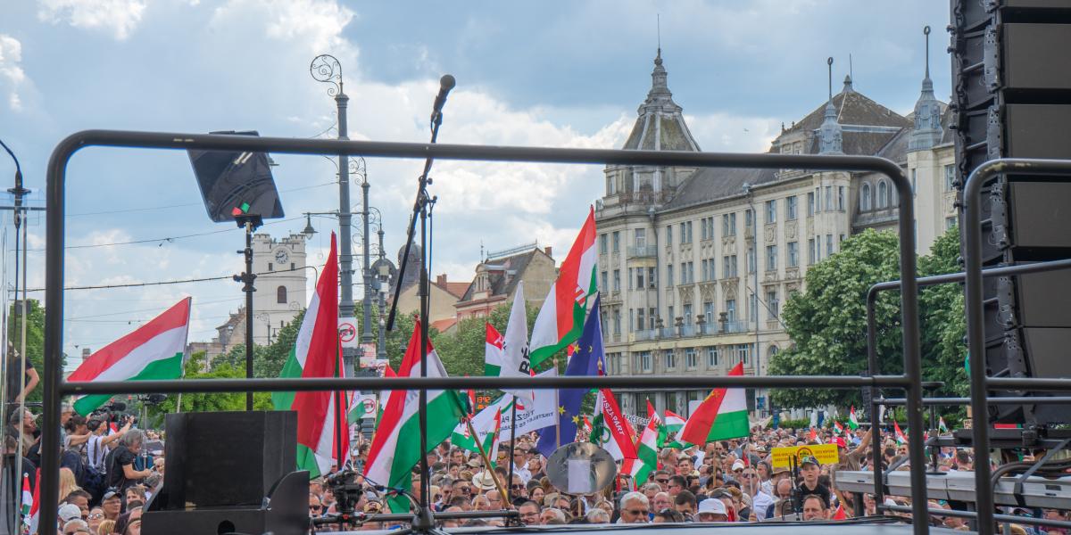 Rengeteg ember tüntet, Magyar Péter most megnézi, Debrecen fideszes maradt-e – 
Percről percre