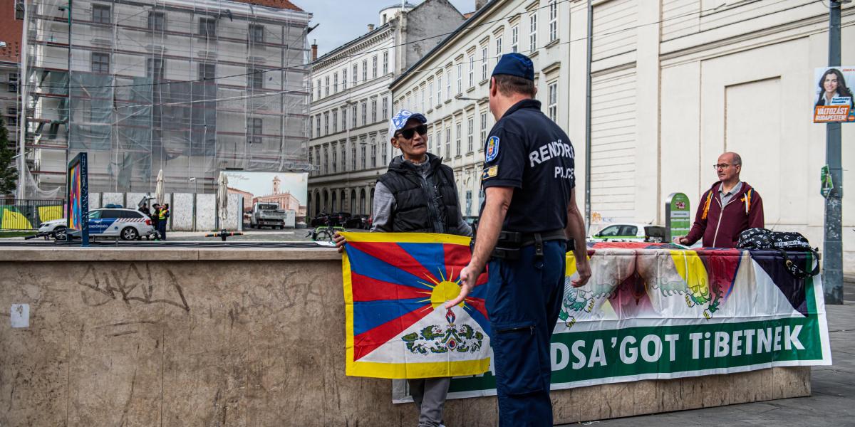 Tibeti zászlókkal várják Hszi Csin-pinget Budapesten
