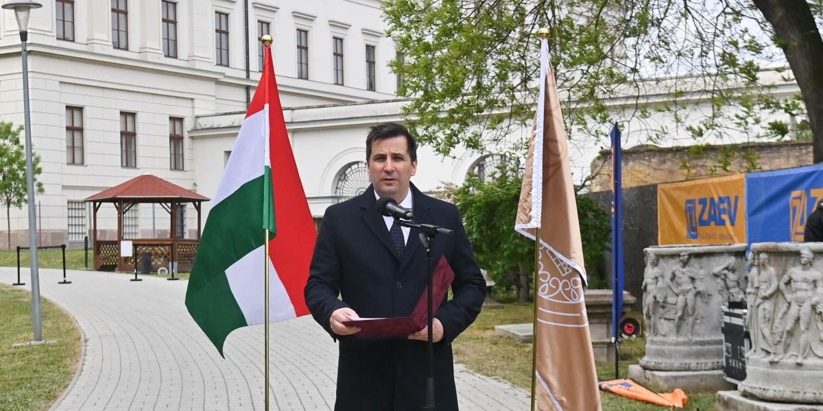 Mélyen hallgat Orbán Viktor kedvenc egyetemének rektora, miért hívta meg a holokauszttagadó iráni exelnököt