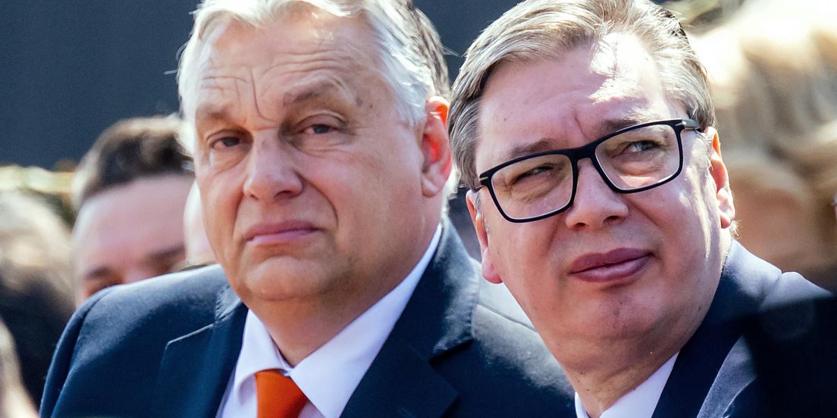 A Srebrenica-határozat elutasításával Orbán Viktor magyar kormányfő szövetségesének, Aleksandar Vučićnak tesz szívességet