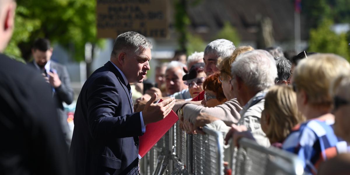 Robert Fico még élet és halál között lebeg, de a Fidesz már szavazatszerzésre használná a merényletet