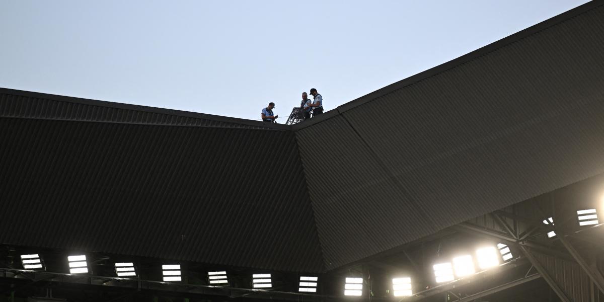 Biztonságiak a Geoffroy-Guichard stadion tetején 2023. szeptember 17-én