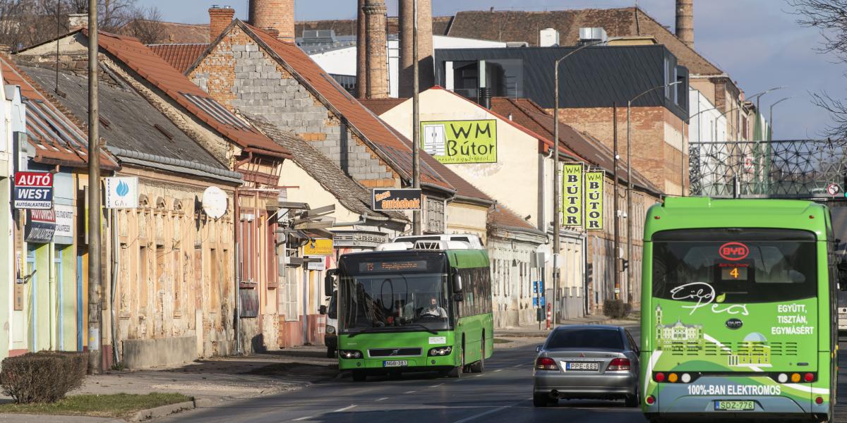 Pécs tömegközlekedési cége úgy vett meg egy használt hollandiai buszflottát, hogy azt korábban, a közvetítők megjelenése előtt egymilliárddal olcsóbban kínálták a városnak. Valakik nagyot szakítottak az üzleten.