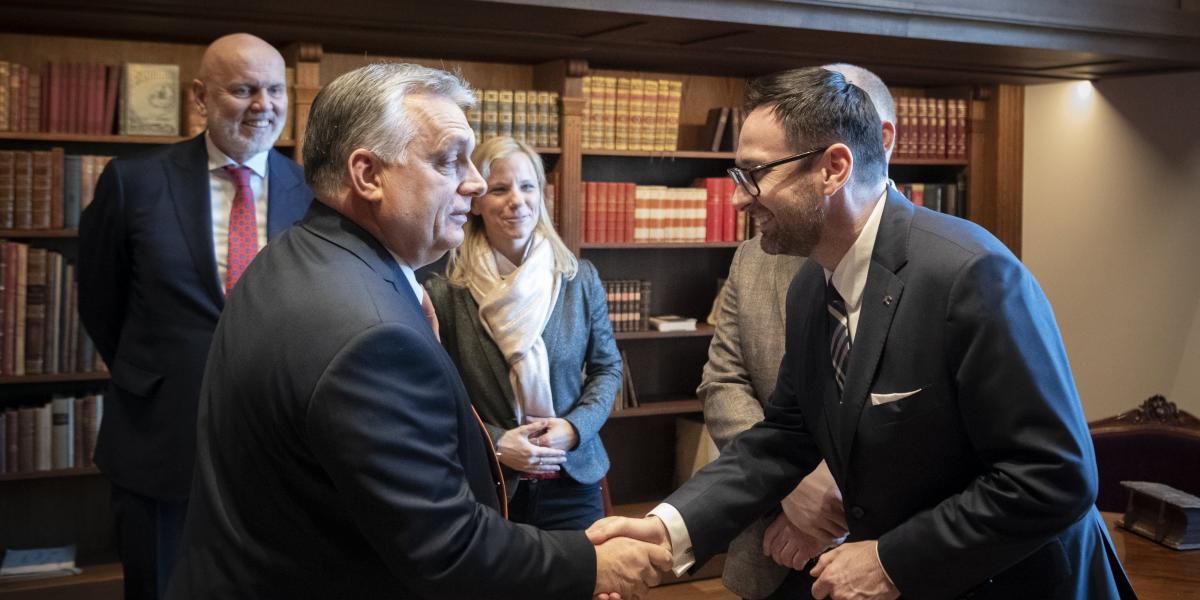 A Miniszterelnöki Sajtóiroda által közreadott képen Orbán Viktor miniszterelnök (b2) fogadja Daniel Obajteket, a lengyel PKN Orlen igazgatótanácsának elnökét (j) a Karmelita kolostorban 2022. február 16-án.