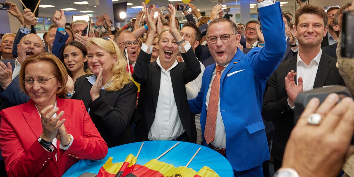 Az AfD térnyerése, amely különösen Mecklenburg-Elő-Pomeránia és Brandenburg tartományban szembetűnő, az SPD drámai visszaesésével párosult