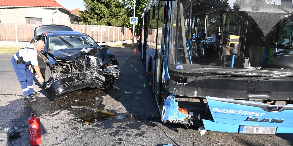 Összetört autó és busz, miután összeütköztek Budapesten, a XIX. kerületi Pozsony és Csiky utca kereszteződésében