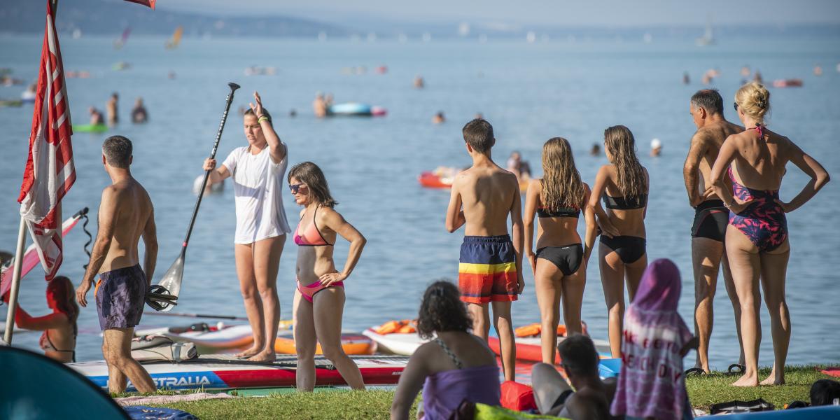 Víz és nap. Csak a kisebbségnek nem kell odafigyelnie, mire költ az utazás során