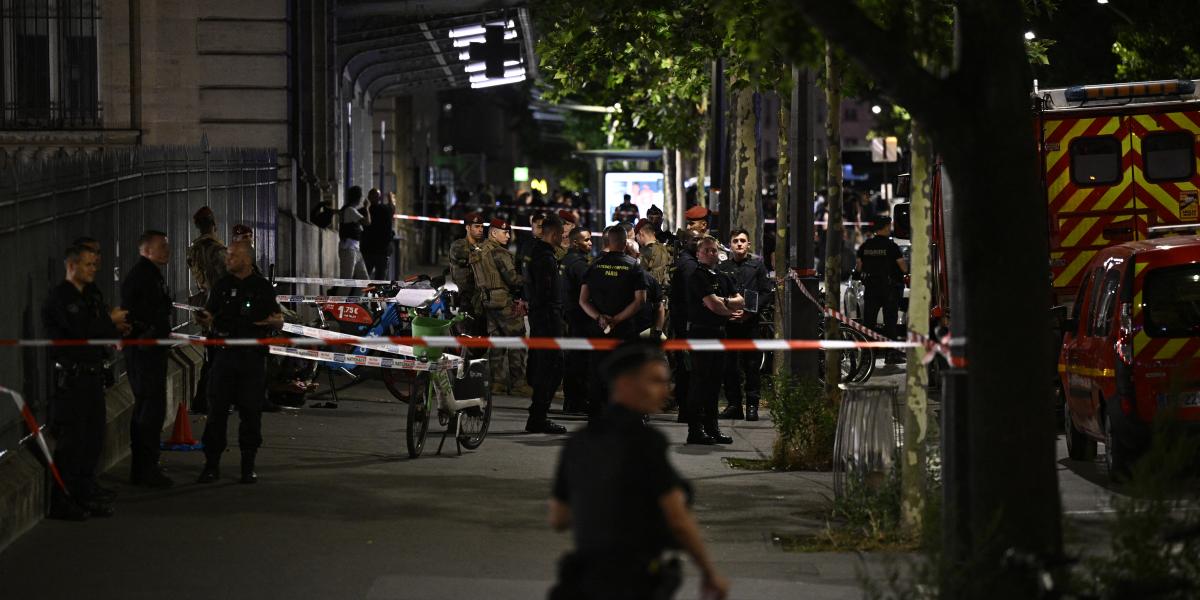 Tűzoltók és katonák Párizsban, a Gare de l`Est pályaudvar előtt