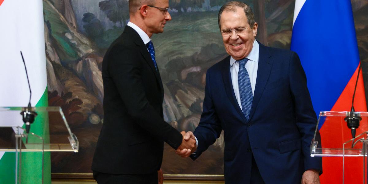 Szergej Lavrov orosz külügyminiszter és Szijjártó Péter magyar külügyminiszter kezet fog a Moszkvában folytatott megbeszéléseiket követő közös sajtótájékoztató végén 2022. július 21-én.