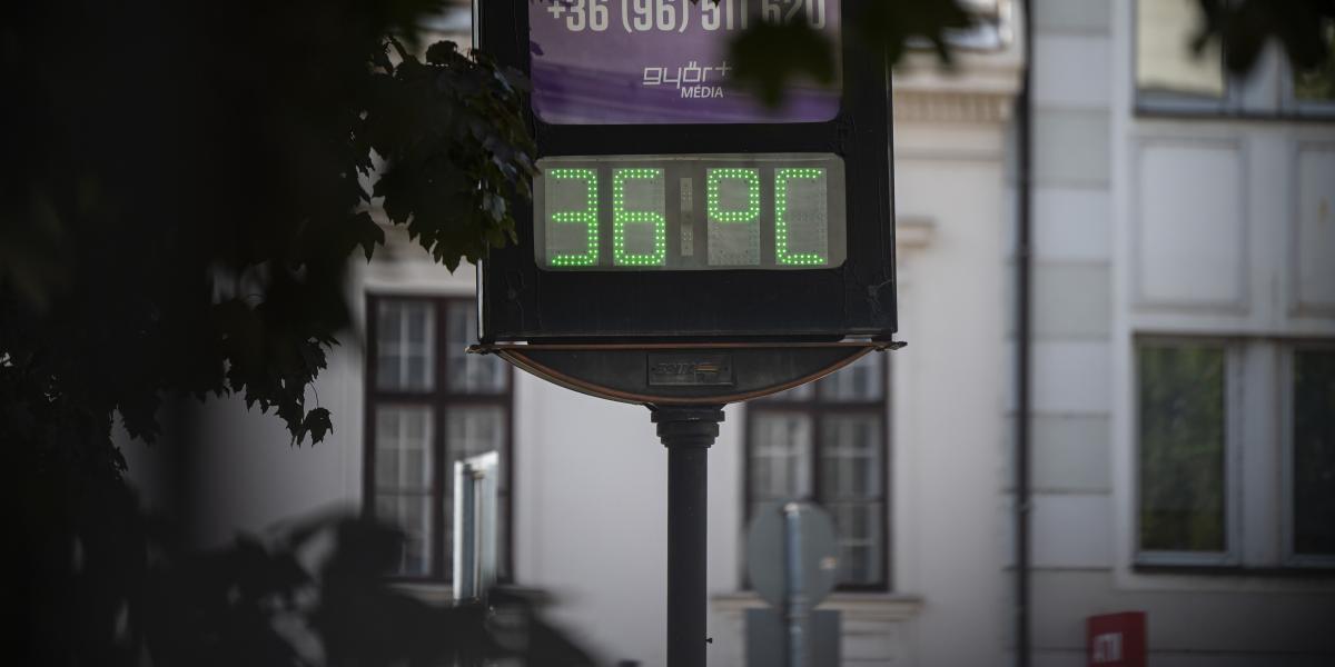 36 Celsius-fok olvasható egy kijelzőn a harmadfokú hőségriadó idején a győri Baross Gábor utcában, még 2024. július 11-én