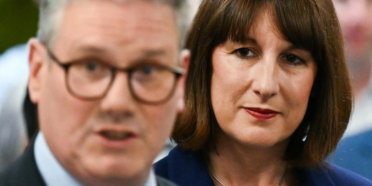 Rachel Reeves pénzügyminiszter és Keir Starmer kormányfő számára egyaránt kínos a most bejelentett költségvetési szigor