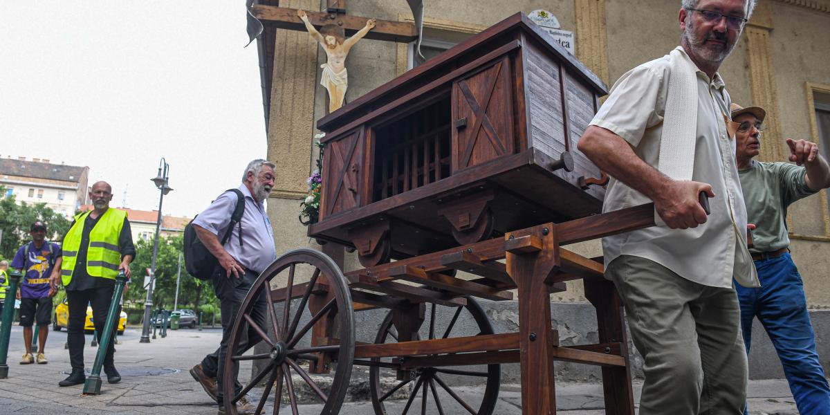 A menetet elkísérte a Zajkeltő vagon, Böröcz András alkotása, amely hangjaival megidézte az 1944-es deportálásokat