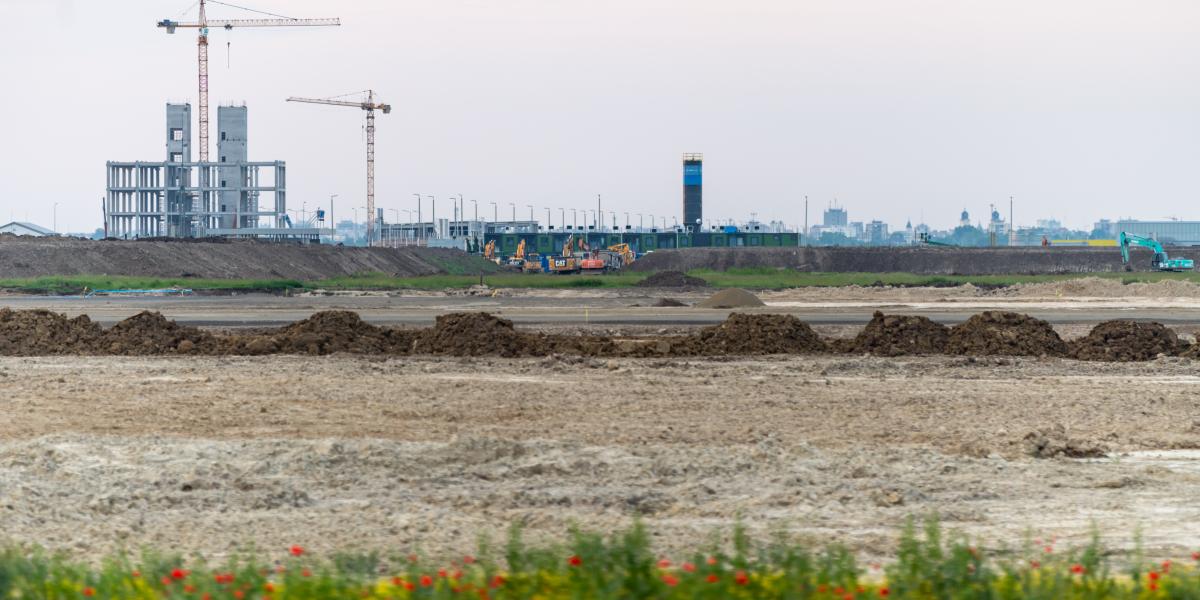 Még épül az üzeme, de már most terjeszkedik a kínai gyártó