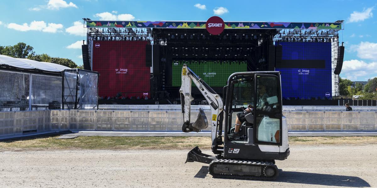 Utolsó simítások a Nagyszínpad előterében (fent). A megújult Colosseum idén is sok izgalommal csábít