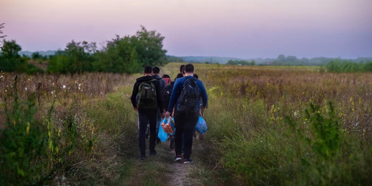 Menekültek a déli határnál. Egyedül nem tudnak átjutni a kerítésen, vissza nem mennek, így a legtöbben embercsempészeknél kötnek ki